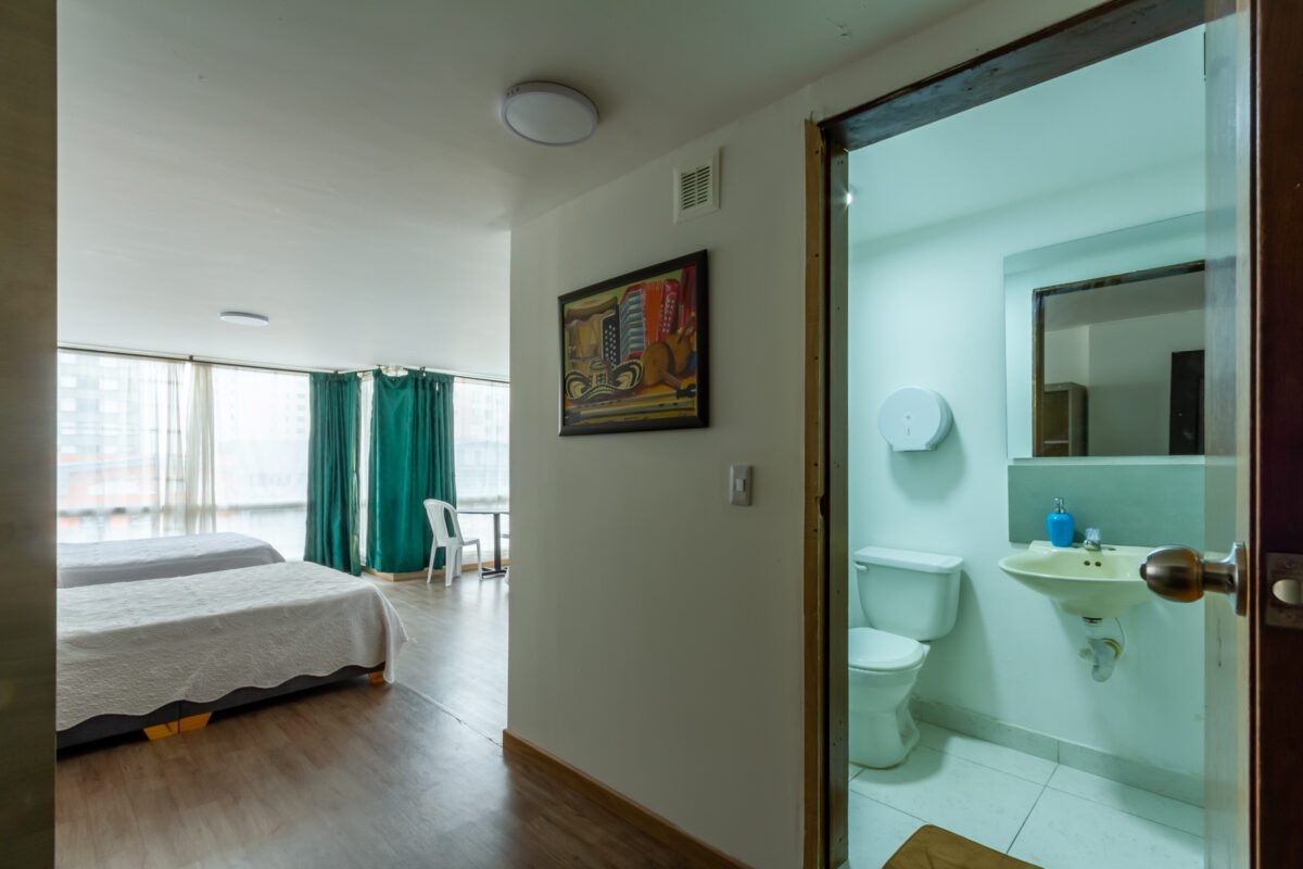 Habitación doble con baño económica en cerca ala embajadas